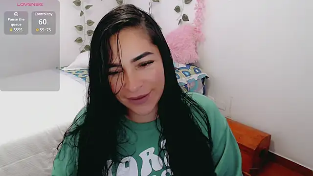 luna lgomez  online show from 03/18/25, 11:08