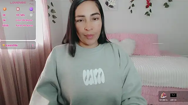 luna lgomez  online show from 10/31/25, 02:07