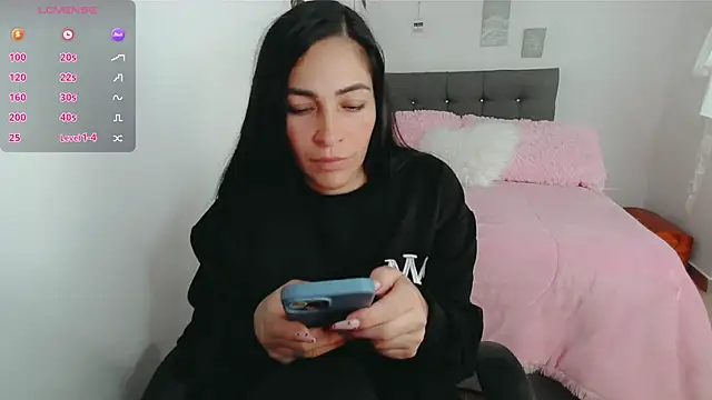 luna lgomez  online show from 12/23/25, 05:16