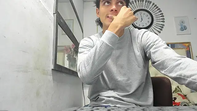 Snapshot of heiker_ chatting on 03/17/25, 01:35 heiker  online show from 03/17/25, 01:35