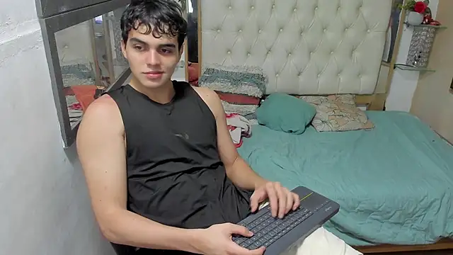 Snapshot of heiker_ chatting on 10/14/25, 04:13 heiker  online show from 10/14/25, 04:13