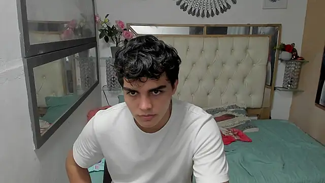 Snapshot of heiker_ chatting on 10/21/25, 04:46 heiker  online show from 10/21/25, 04:46
