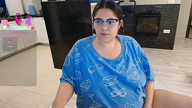 Snapshot of Layla- chatting on 04/19/26, 01:54 Layla- online show from 04/19/26, 01:54