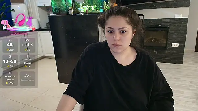 Snapshot of Layla- chatting on 04/23/26, 09:41 Layla- online show from 04/23/26, 09:41