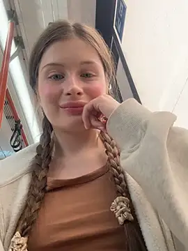 Snapshot of melicious_ chatting on 03/05/25, 01:06 melicious online show from 03/05/25, 01:06