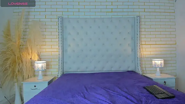 Emilly wilson  online show from 11/04/25, 12:15