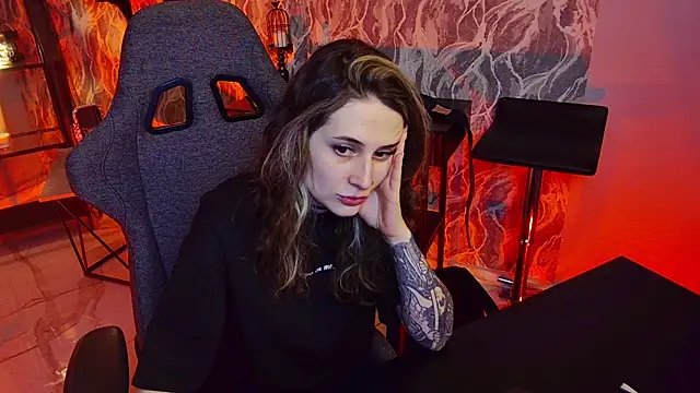 Snapshot of OliviaMcClean chatting on 11/13/25, 03:05 OliviaMcClean online show from 11/13/25, 03:05