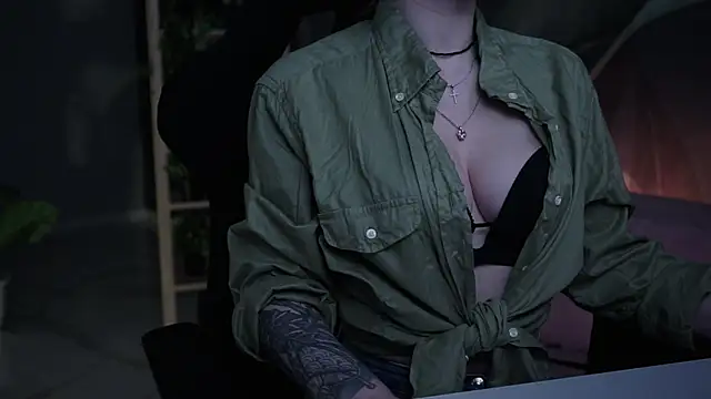 Snapshot of OliviaMcClean chatting on 11/23/25, 05:40 OliviaMcClean online show from 11/23/25, 05:40