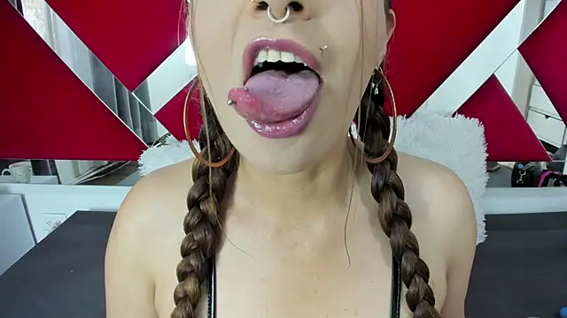 nicollewayne10 online show from 10/18/25, 10:10