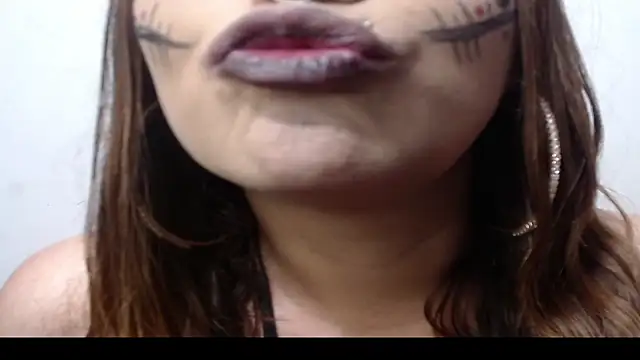 nicollewayne10 online show from 11/01/25, 01:07