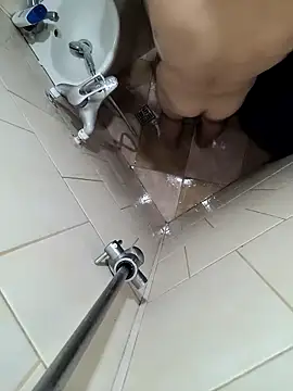 Snapshot of Nike-reactor chatting on 12/22/25, 01:02 Nike-reactor online show from 12/22/25, 01:02