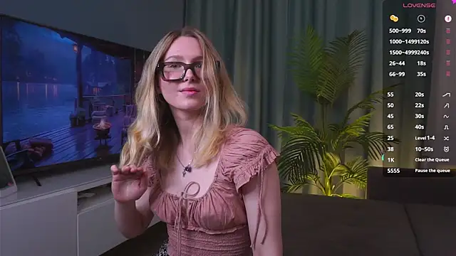 Snapshot of BlissBluett chatting on 03/06/25, 10:47 BlissBluett online show from 03/06/25, 10:47