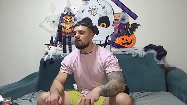 Snapshot of Tiberius_hunk chatting on 10/30/25, 02:07 Tiberius hunk online show from 10/30/25, 02:07