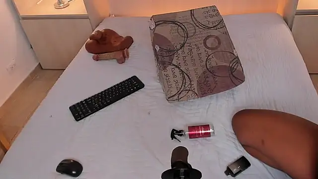 Snapshot of BeverlySteel chatting on 11/09/25, 12:36 BeverlySteel online show from 11/09/25, 12:36