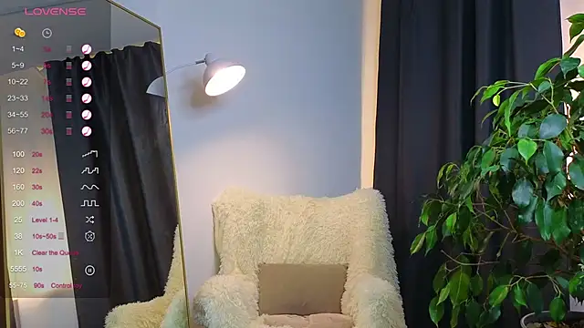 Snapshot of christie_luv chatting on 03/13/25, 10:32 christie luv online show from 03/13/25, 10:32