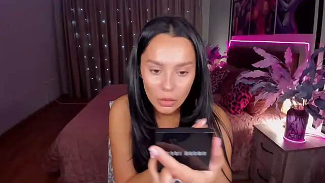 Snapshot of DanaSincere chatting on 10/13/25, 03:50 DanaSincere online show from 10/13/25, 03:50