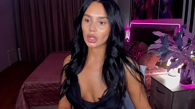 Snapshot of DanaSincere chatting on 11/19/25, 04:45 DanaSincere online show from 11/19/25, 04:45