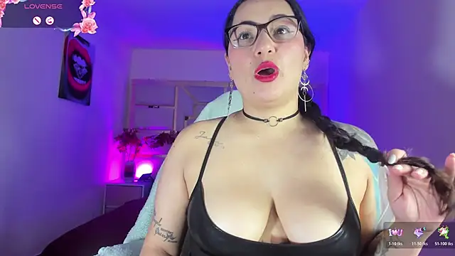 Snapshot of tamara_rouse1 chatting on 12/15/25, 05:01 tamara rouse1 online show from 12/15/25, 05:01