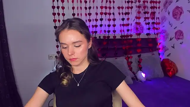 Snapshot of EmelyMason chatting on 03/04/26, 10:54 EmelyMason online show from 03/04/26, 10:54