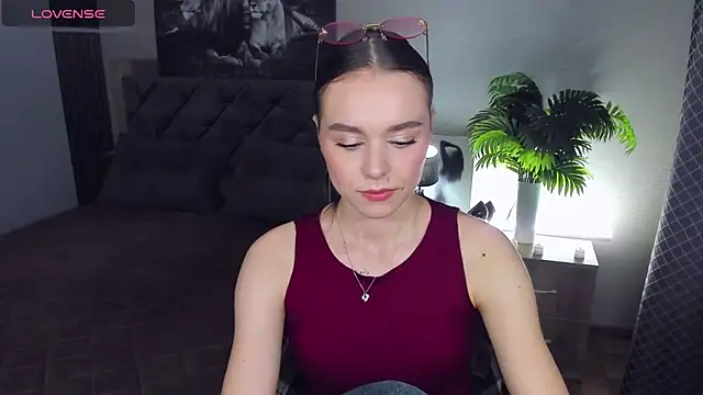 Snapshot of EmelyMason chatting on 04/16/26, 04:35 EmelyMason online show from 04/16/26, 04:35