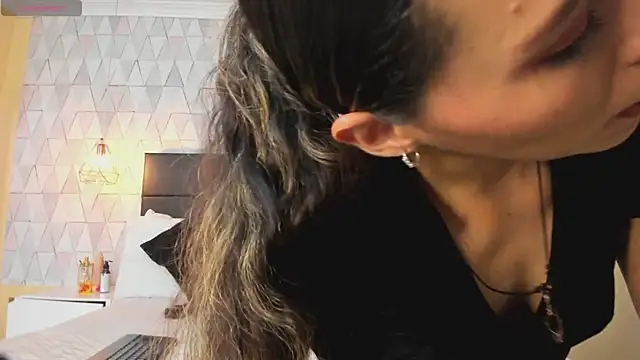 LiliJensen online show from 11/18/25, 07:18