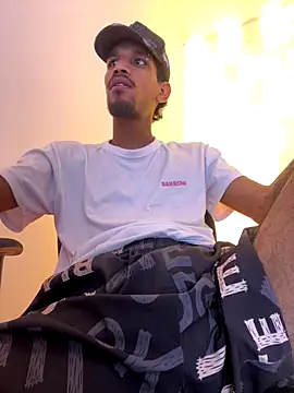 Snapshot of Miguel_bigcock chatting on 12/15/25, 02:27 Miguel bigcock online show from 12/15/25, 02:27