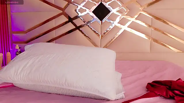 Snapshot of playfulcurvy chatting on 09/15/25, 07:47 playfulcurvy online show from 09/15/25, 07:47