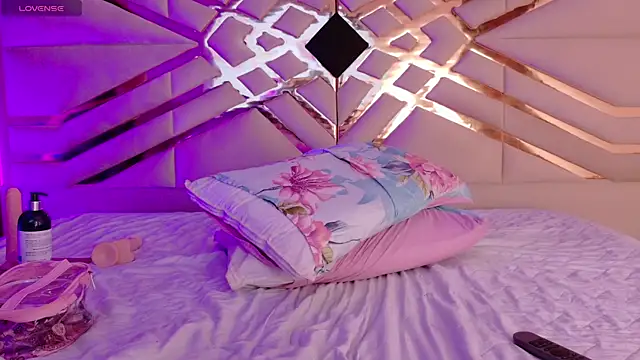 Snapshot of playfulcurvy chatting on 09/19/25, 08:20 playfulcurvy online show from 09/19/25, 08:20