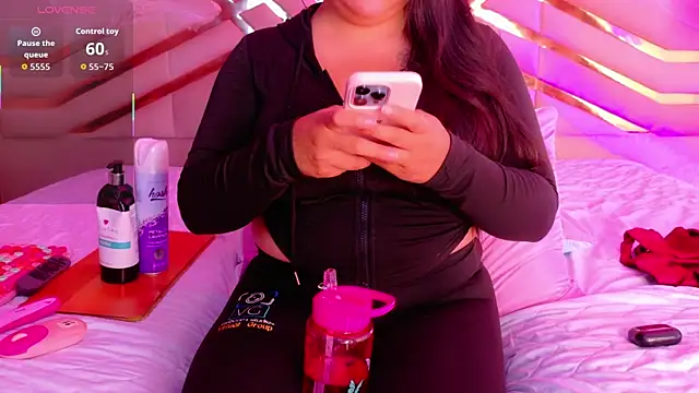 Snapshot of playfulcurvy chatting on 10/28/25, 08:00 playfulcurvy online show from 10/28/25, 08:00