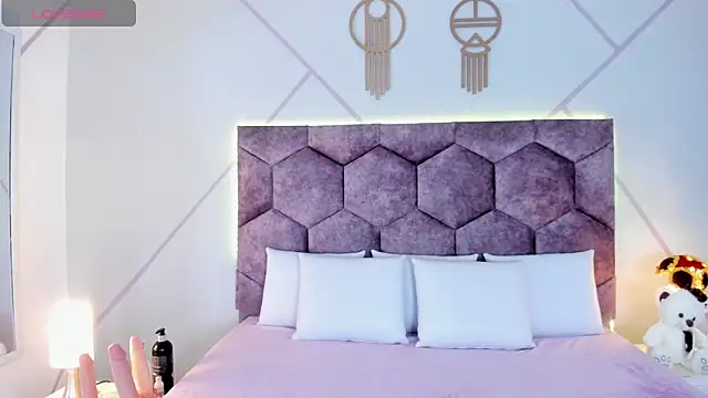 aurora collinss  online show from 10/30/25, 12:39