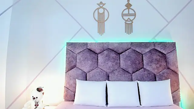 aurora collinss  online show from 11/22/25, 12:26