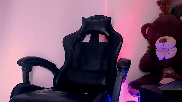 Snapshot of SashaNova chatting on 02/14/26, 08:00 SashaNova online show from 02/14/26, 08:00