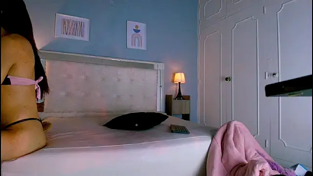 Snapshot of Emily_Castillo_1 chatting on 03/22/25, 04:24 Emily Castillo 1 online show from 03/22/25, 04:24