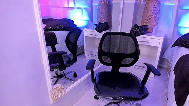 Snapshot of LexiAndDeker chatting on 12/18/25, 06:36 LexiAndDeker online show from 12/18/25, 06:36