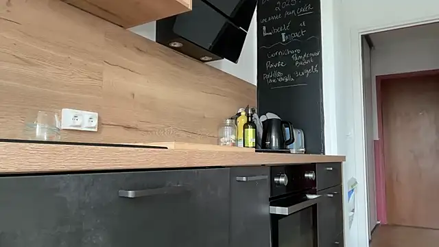 Snapshot of HevaRose chatting on 09/18/25, 10:06 HevaRose online show from 09/18/25, 10:06