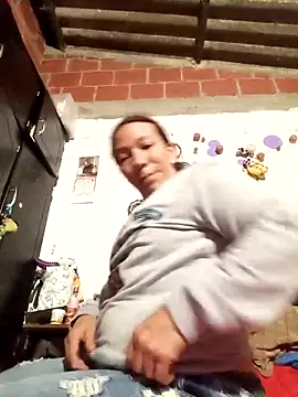 Snapshot of Antonela45 chatting on 12/05/25, 03:04 Antonela45 online show from 12/05/25, 03:04