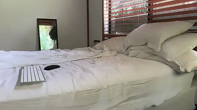 Snapshot of pleasuresponge chatting on 12/22/25, 02:30 pleasuresponge online show from 12/22/25, 02:30