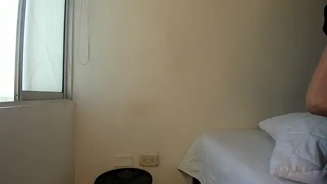 Snapshot of cowmarce chatting on 12/15/25, 11:58 cowmarce online show from 12/15/25, 11:58