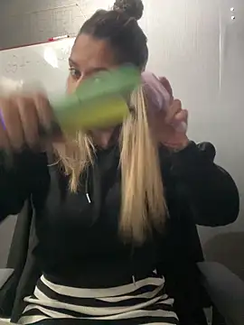 Isabella Varella online show from 02/04/26, 12:44