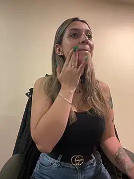 Isabella Varella online show from 02/25/26, 12:59