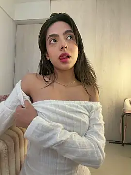 Snapshot of ZaraLuuv chatting on 03/21/26, 06:11 ZaraLuuv online show from 03/21/26, 06:11