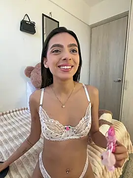 Snapshot of ZaraLuuv chatting on 04/05/26, 06:05 ZaraLuuv online show from 04/05/26, 06:05