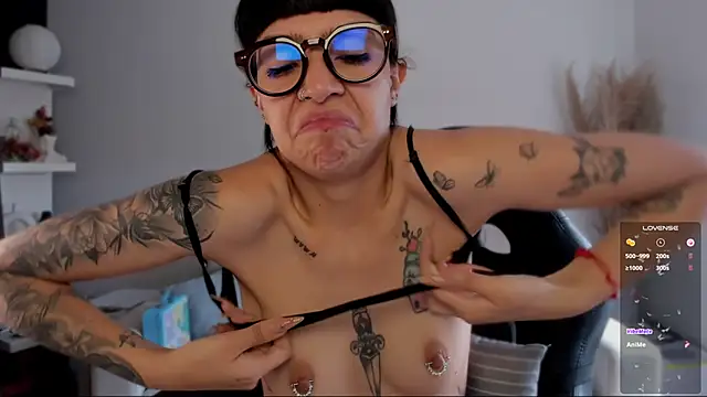 Snapshot of Saraa_Desiree chatting on 01/10/26, 04:42 Saraa Desiree online show from 01/10/26, 04:42