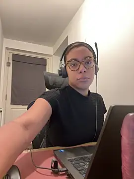 Melia Rayne online show from 12/15/25, 11:47