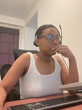 Snapshot of Melia_Rayne chatting on 04/21/26, 09:37 Melia Rayne online show from 04/21/26, 09:37