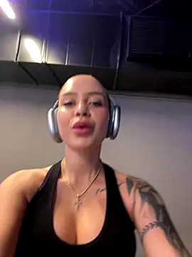 Snapshot of ValentinaMilann chatting on 10/10/25, 07:13 ValentinaMilann online show from 10/10/25, 07:13