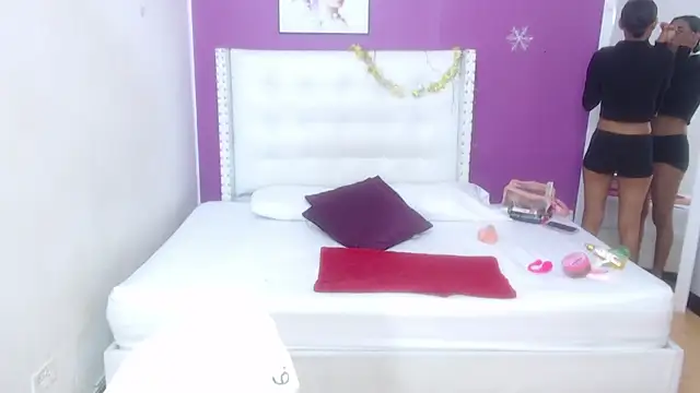 tiny sarah1 online show from 03/18/25, 08:59