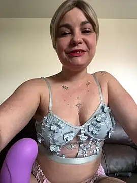 Snapshot of Biana_Fernan chatting on 05/13/26, 10:45 Biana Fernan online show from 05/13/26, 10:45