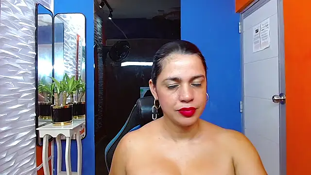 Snapshot of tatiana_lc chatting on 03/11/25, 06:43 tatiana lc online show from 03/11/25, 06:43