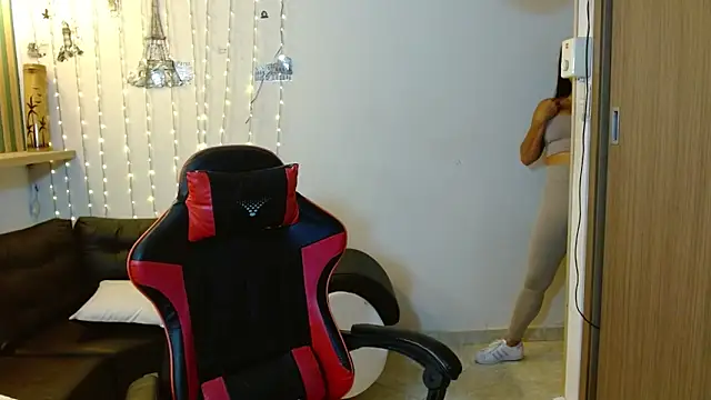 Snapshot of tatiana_lc chatting on 12/14/25, 04:07 tatiana lc online show from 12/14/25, 04:07